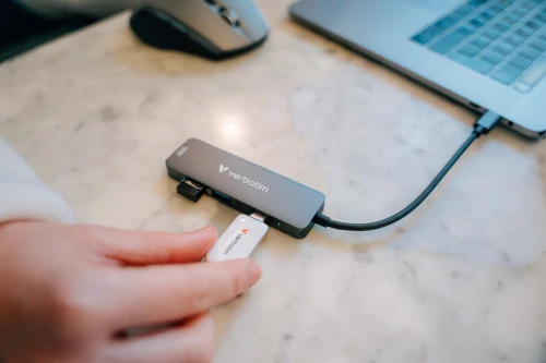 VERBATIM USB-C ESSENTIALS MULTIPORT HUB 4 PORT